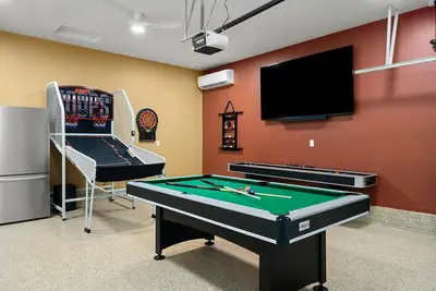 Image de The House Divided. New Home. Hot Tub. Game Room. Open Concept Living Spaces.