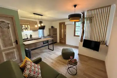 A 10 mn des plages, appartement refait à neuf au cœur d'un village authentique.