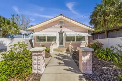 Image de Walkable bayside home with private dock and large outdoor living area