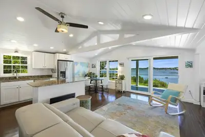Image de Welcome to Sunrise Cottage Stilt House: A Serene Waterfront Retreat