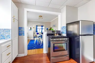 Image de Sapphire Haven: Spacious Family 6br Triplex | Laundry, Parking, Safe Location • 8 Min to Airport