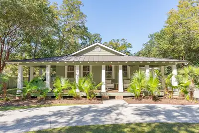 Image de Old Village Mt. Pleasant Charm Minutes From the Beach and Downtown Charleston