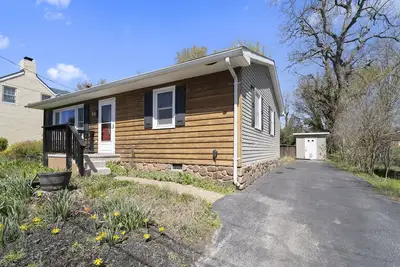 Image de A private home in Bolivar with a hot tub and yard. Pet friendly!
