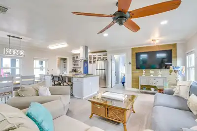 Image de Walk to Crystal Beach: Pet-Friendly Home w/ Deck