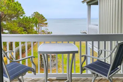 Image de Top-floor condo near attractions with sound views, balcony, washer/dryer, Ac