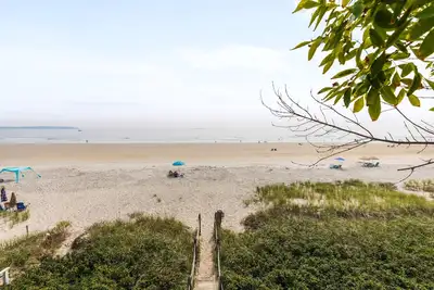 Image de Cozy 2 bedroom with beach access!