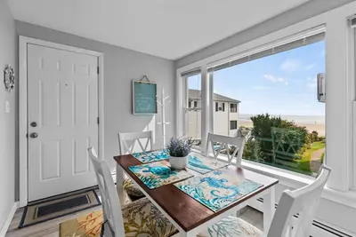 Image de 2 bedroom, 2 bath ocean view, direct beach access!
