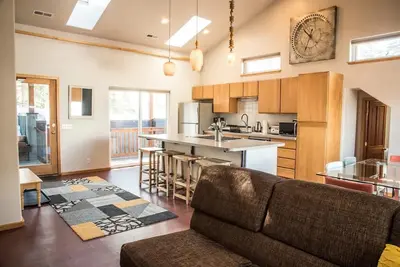 Image de Laid Back Penthouse in A+ Sun Valley Location. \n\n