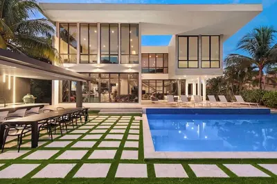 Image de Modern Waterfront mansion