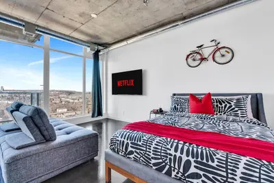 Image de Modern Studio with amazing views located in Downtown Calgary.