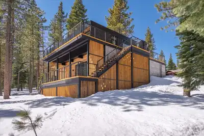 Image de A/C Modern Eco-Friendly Spacious HotTub Views Deck