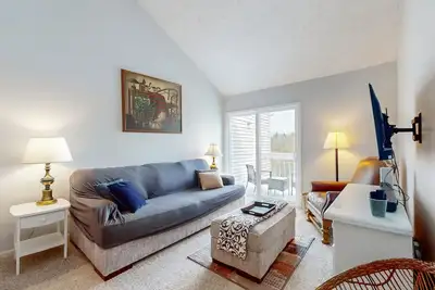 Image de Unique lakefront condo with lovely views, dock, kayaks, & W\/D - dog-friendly