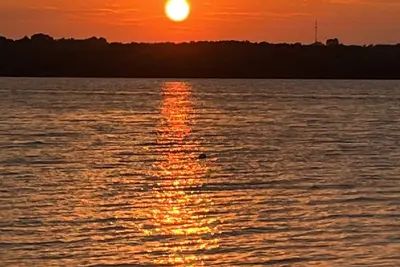 Image de Lake life at its best! Work or family getaway. Nature and Water right out back!