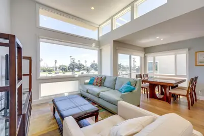 Image de Sleek Oxnard Townhouse w/ Balconies: Walk to Beach