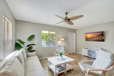 Seaside Serenity: 2br, Walk to Beach & Restaurants!
