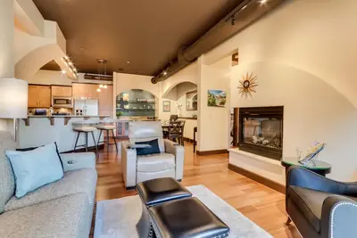 Image de Walk Downtown: Stunning Condo w/ Attached Garage