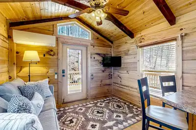 Image de Dog-friendly rustic home with private hot tub, mtn views, wraparound deck, W/D