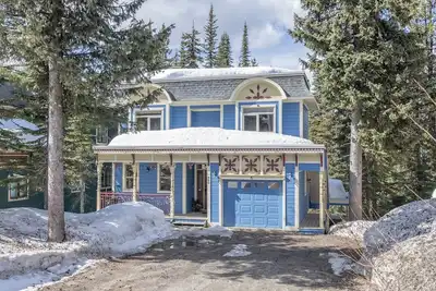 Image de Chalet with two master bedrooms, two bunk rooms, pet-friendly, lots of storage!
