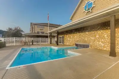 Image de Scenic Riverside Suites: Your Award-Winning Escape Awaits | 4 Units