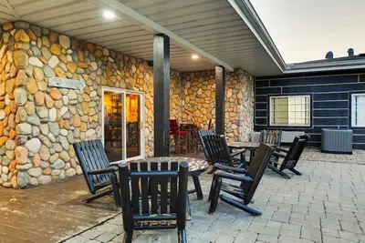 Image de Cozy Up with Riverside Sunsets & Award-Winning Service | 3 Units
