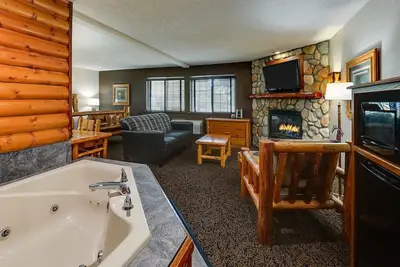 Image de East Peoria Stays: Rustic to Modern, River Views, Pools & Free Breakfast