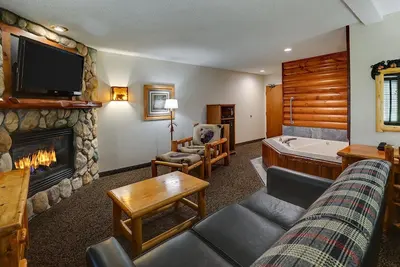 Image de Theme Suite with Whirlpool in Stoney Creek Peoria! Free Breakfast
