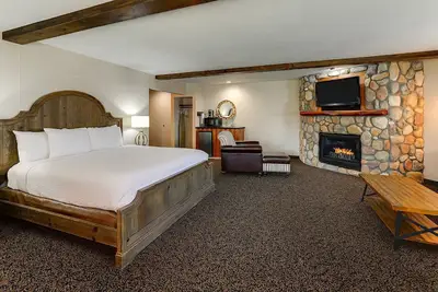 Image de Experience Warm Home Runs with Rustic Elegance at a Riverside Property