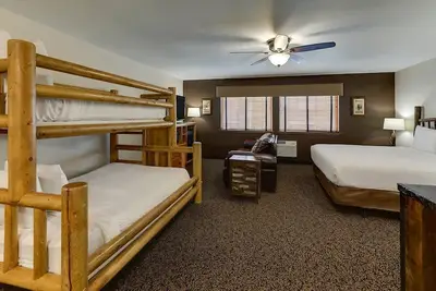 Image de Bringing the Pack? Expanded King Bunk Bed Suite in Stoney Creek Peoria