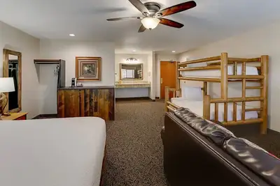 Image de Come for a Stay, Leave with Memories: Timeless Lodging just off I-74