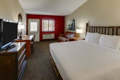 Image de Panoramic Riverside Views from Spacious Suites in a Rustic Atmosphere