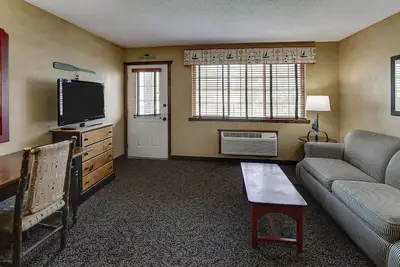 Image de Unleash Adventure! Stylish Lodging Blocks Away from Illinois River Valley
