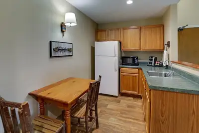 Image de Unwind in Award-Winning Style: Scenic Views & Cozy Stays | 2 Units