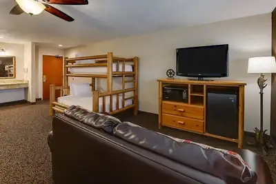 Image de Bringing the Crew? Expanded King Bunk Bed in Stoney Creek Peoria | 2 Units