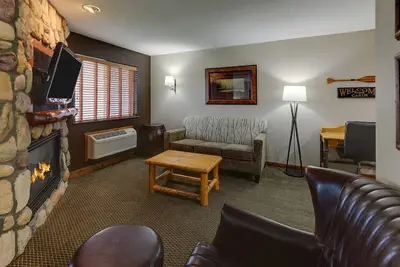 Image de Riverside Getaway: Elegant Suites & Warm Woodland Decor | 2 Units