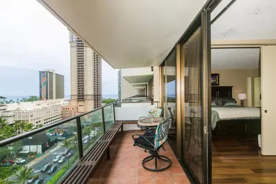 Image de Walking distance to Waikiki beach, Alamoana shopping center and beautiful parks.