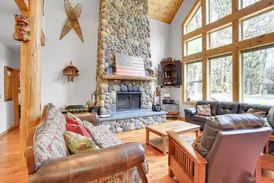 Image de Peaceful Rhododendron Cabin w\/ Fire Pit & Hot Tub!