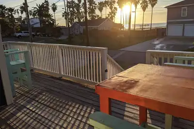Image de Spectacular Sunset and Bay Views! Spacious 4bed/2bath in a quiet neighborhood!