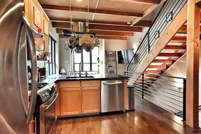 Image de Urban Green Lake Gem | Stadium Transit