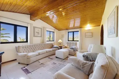 Image de Maison de campagne \"A House with A View\" avec vue sur la mer, Wi-Fi et climatisation