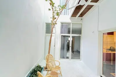 Nicely designed, serene and close to popular eateries and places of interest.