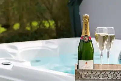 Image de Gamdda Fawr -  a hot tub that sleeps 8 guests  in 4 bedrooms