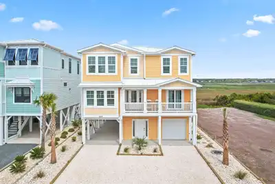 Image de East end 5 bedroom 5 bathroom house with private saltwater pool