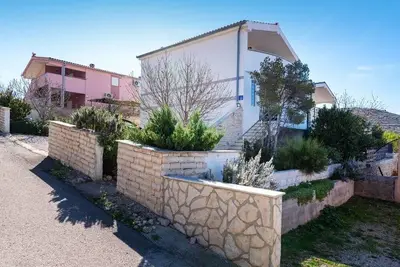 Image de Appartement de trois chambres avec la terrasse et la vue sur le mer Rovanjska, Paklenica (A-22989-a)