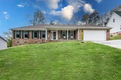 Image de 865 Hideaway, Close to Utk, Market Square, ; 3 Br/2. 5 Bath 2 Car Garage, Deck
