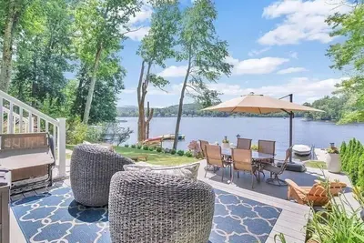 Image de Lakeside Haven: Tranquil Waters