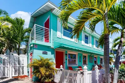 Image de 2nd-floor condo with heated pool - walk to beach/Bridge Street