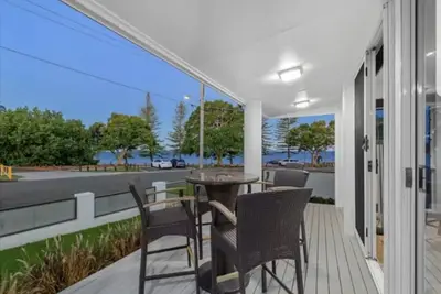 Image de Large Waterfront retreat in Scarborough: 4 beds, 3 baths, 3 living areas