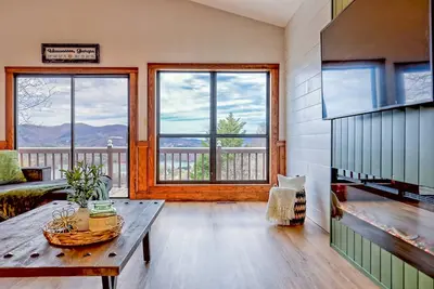 Image de Whiskey Mountain Oasis  by Chatuge Home Concierge<br>extraordinary lake & mtn views, game room, firepit