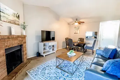 Image de 10 Min to Downtown: Pet-friendly, Tv with Parking