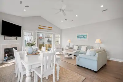 Image de Ocean Views! Clean! Pup Friendly! 2 Min Walk to the Beach. Beach Gear Included